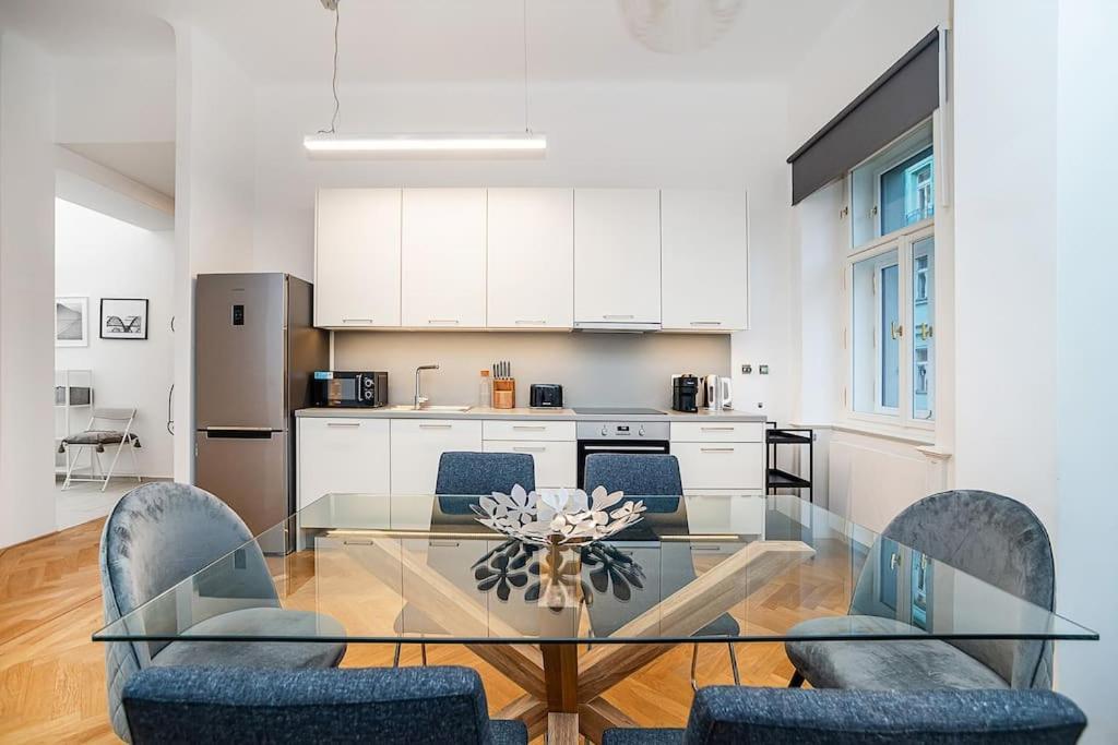 Bright And Designed In The Center Lejlighed Prag