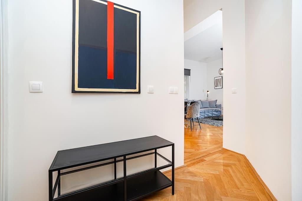 Bright And Designed In The Center * Prag